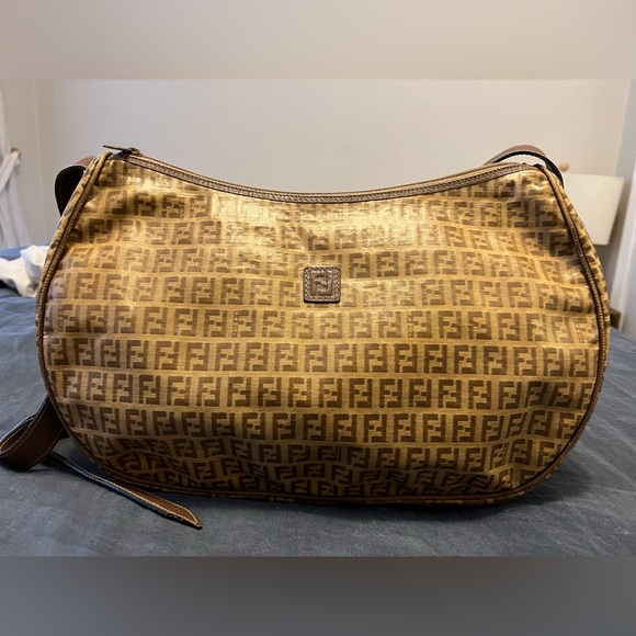 Vintage Fendi shoulder bag. This bag is in very good condition. - Picture 2 of 7